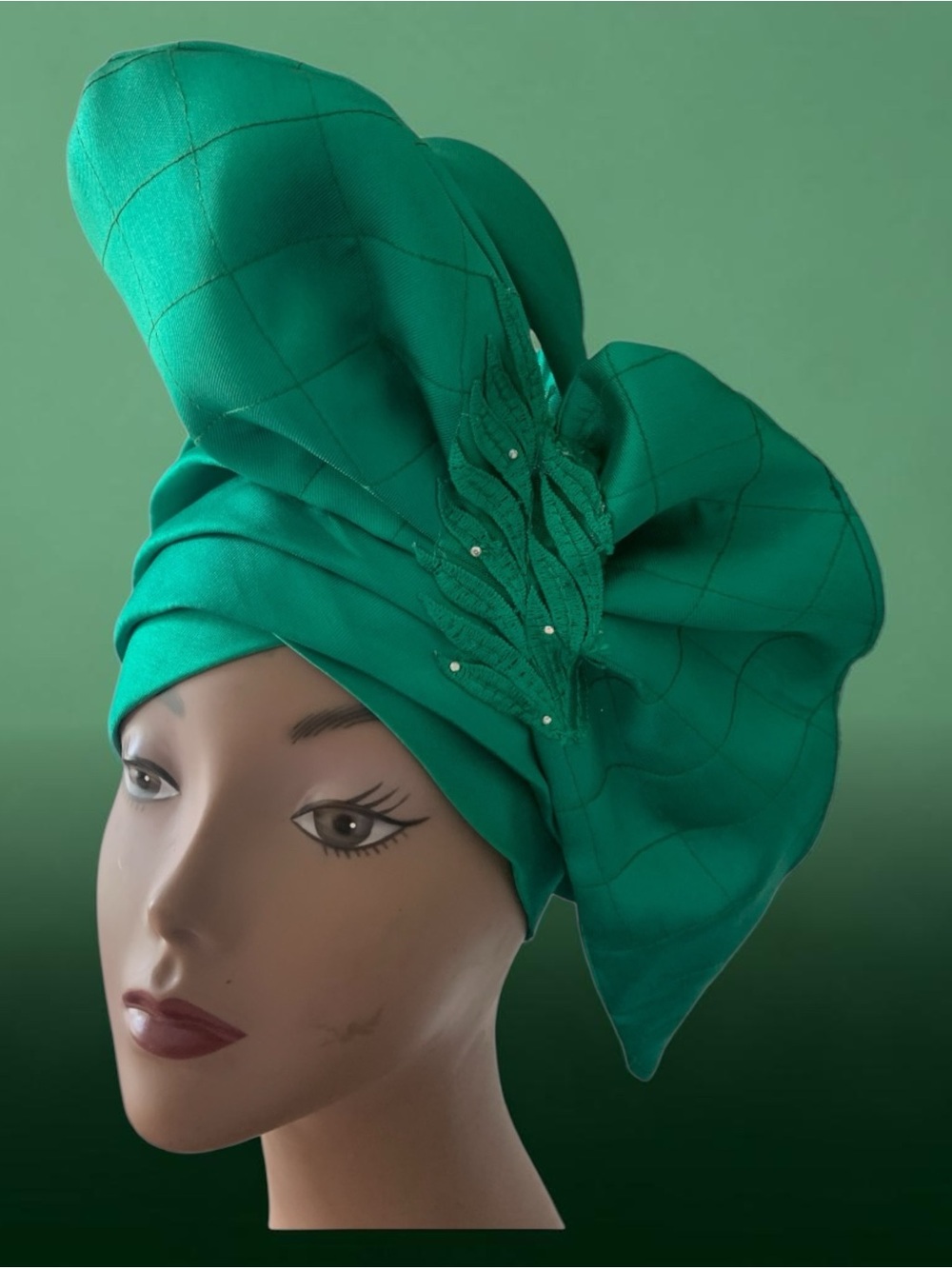 Elegant Emerald Green Headwrap with Decorative Leaf Accent

GEL5 0526